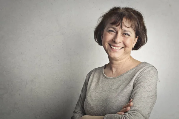 Vieja sonriendo por dentro —  Fotos de Stock