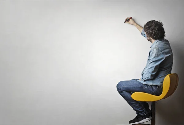 Hombre dibujo en la pared —  Fotos de Stock