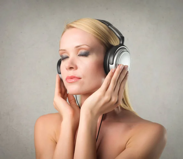 金髪の女性の音楽を聴く — ストック写真
