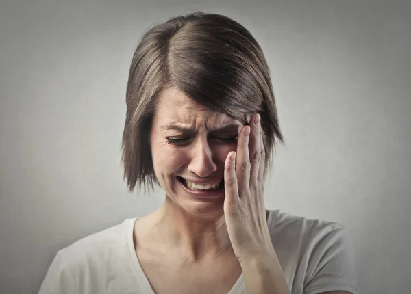 Rozpaczliwy kobieta płacze wewnątrz — Zdjęcie stockowe