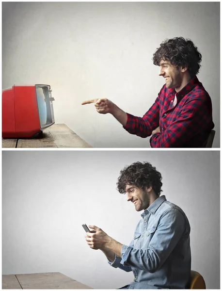 Hombre mirando la televisión —  Fotos de Stock