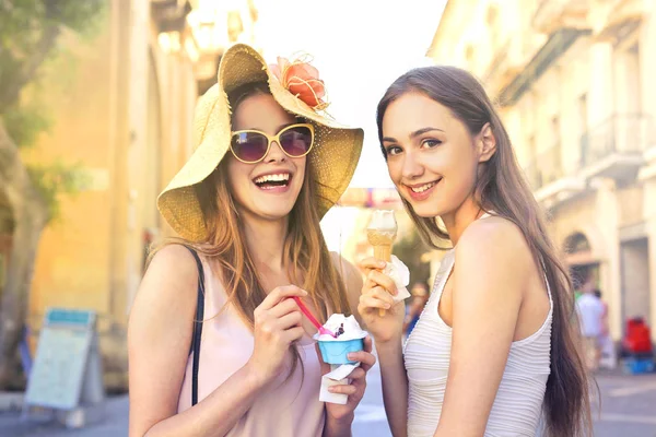 2 mujeres jóvenes en la ciudad —  Fotos de Stock