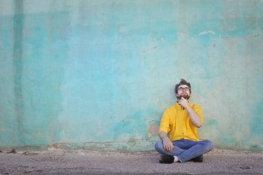 Adam yere düşünce