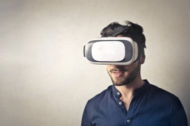 VR gözlüklü adam.