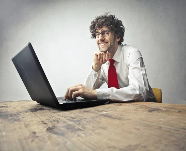 Homem de negócios trabalhando no laptop — Fotografia de Stock