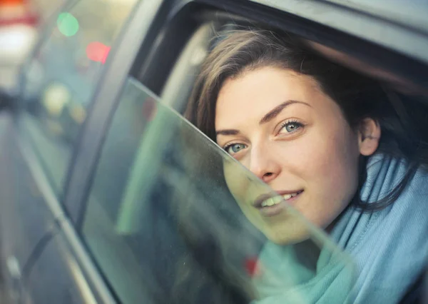 Mujer en coche — Foto de Stock