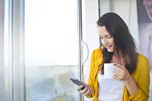 Brunette vrouw met koffie — Stockfoto