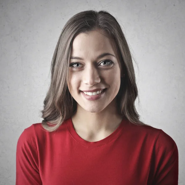 Brünette Frau sieht selbstbewusst aus — Stockfoto