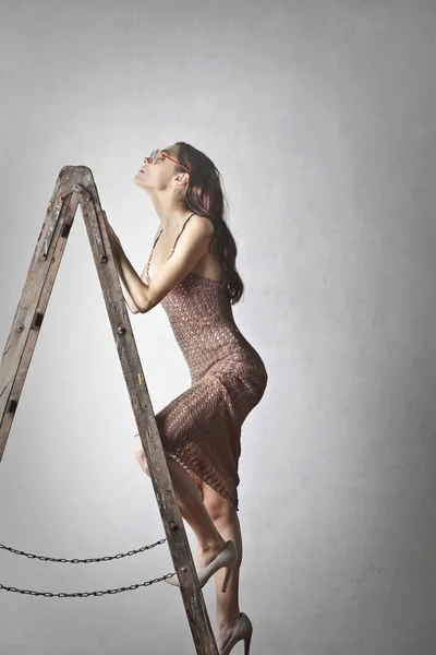 Žena na žebříku — Stock fotografie