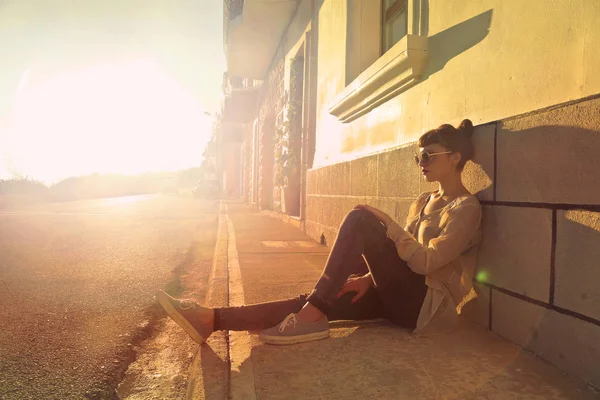 Femme assise dans la rue — Photo