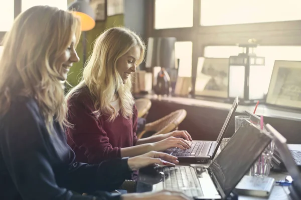 2 businesswomen with laptops — Stock Photo, Image