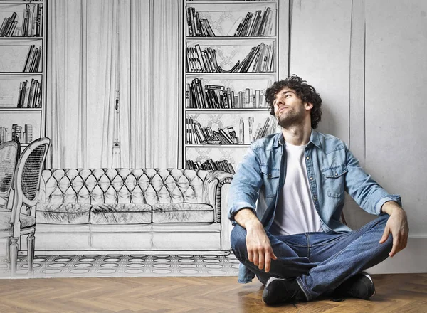 Mann sitzt im Wohnzimmer — Stockfoto