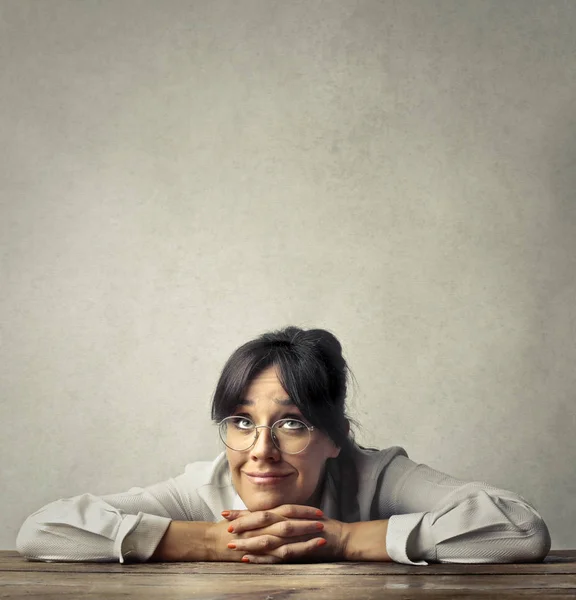 Vrouw denken binnen — Stockfoto