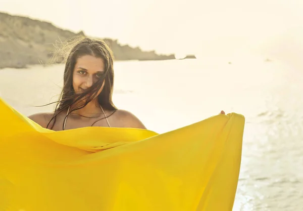 Femme avec serviette jaune — Photo