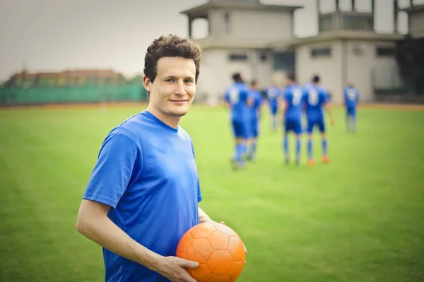 Man van de jonge voetballer — Stockfoto