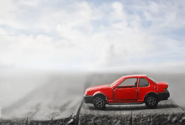 Voiture jouet sur la table — Photo