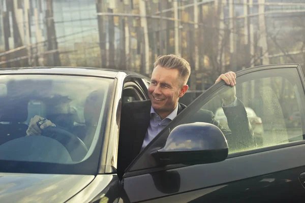 Empresário saindo do carro — Fotografia de Stock