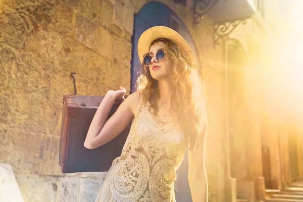 Brunett kvinna med solglasögon — Stockfoto