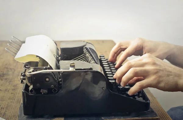 Manos mecanografiando con máquina de escribir — Foto de Stock