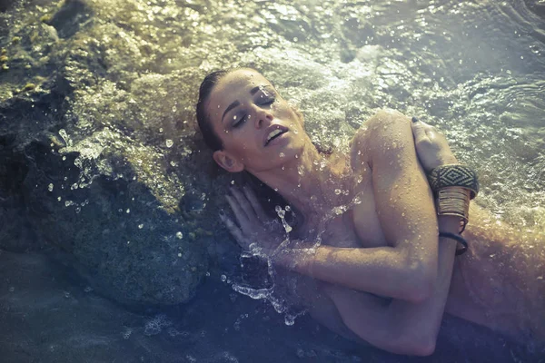 Donna sdraiata in acqua — Foto Stock