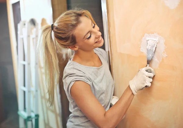 Blond kvinna som arbetar på väggen — Stockfoto