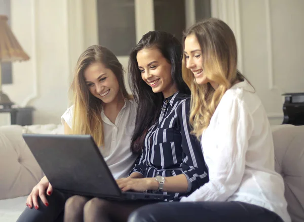 3 mulheres olhando para laptop — Fotografia de Stock