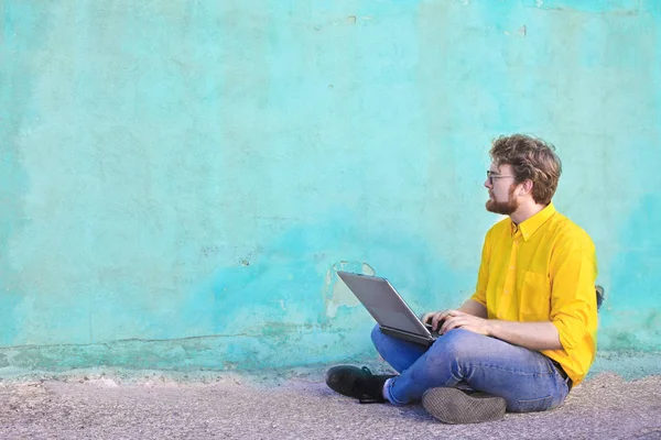 Man met laptop — Stockfoto