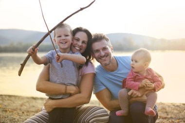 Mutlu aile dört yakın göl