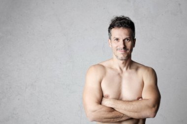 Portre gömleksiz adam