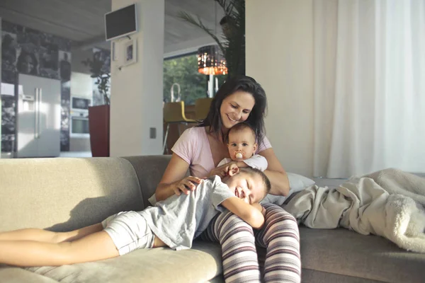 Madre Rilassa Divano Con Suoi Figli — Foto Stock