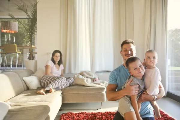 Šťastná Rodina Čtyř Obývacím Pokoji — Stock fotografie