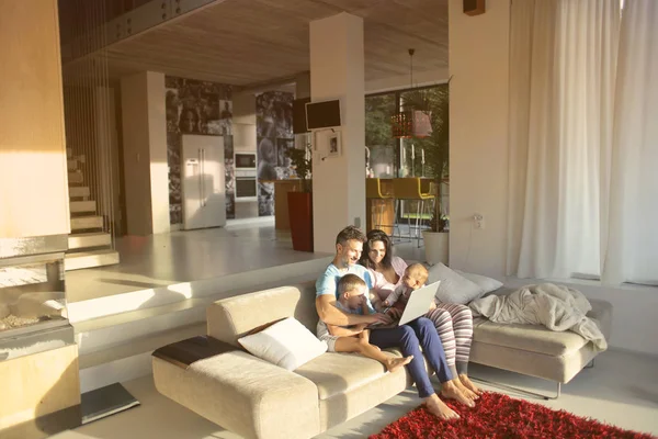 Modern Bir Oturma Odasında Dört Kişilik Mutlu Aile — Stok fotoğraf