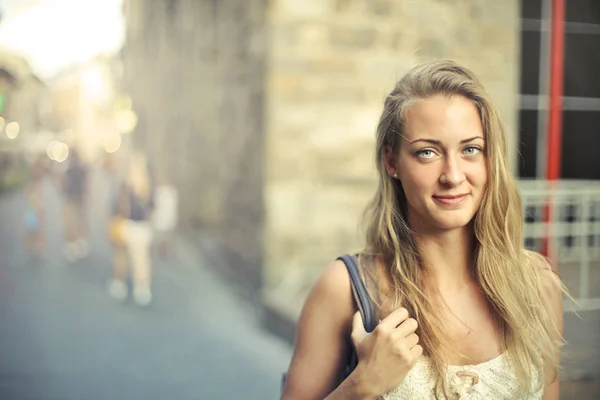 Portret Van Een Meisje Een Stad Centrum Straat — Stockfoto