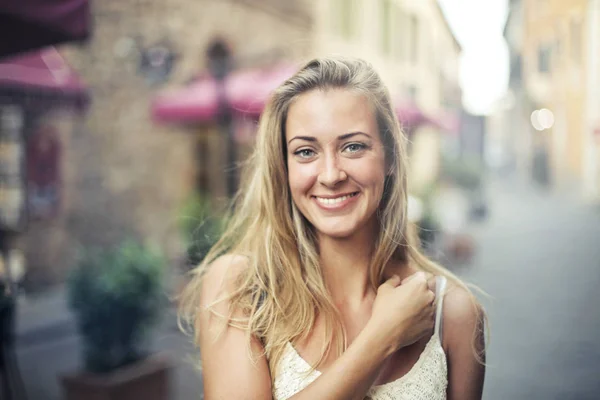 Souriante Fille Dans Une Rue Centre Ville — Photo