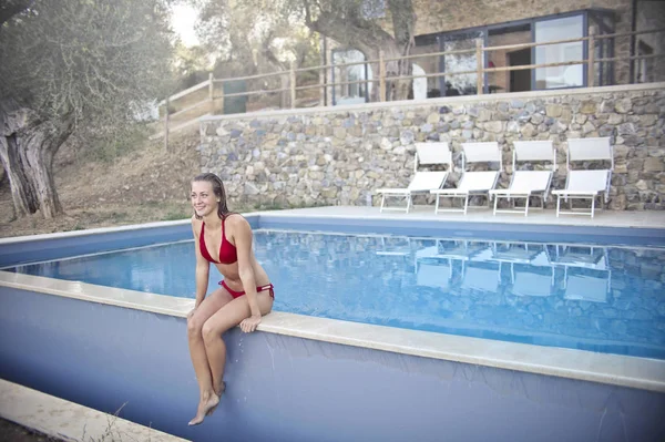 Menina Biquíni Sentado Perto Uma Piscina — Fotografia de Stock