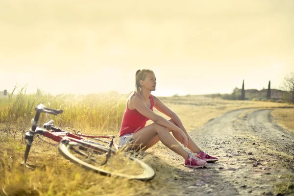 Menina Campo Com Uma Bicicleta — Fotografia de Stock