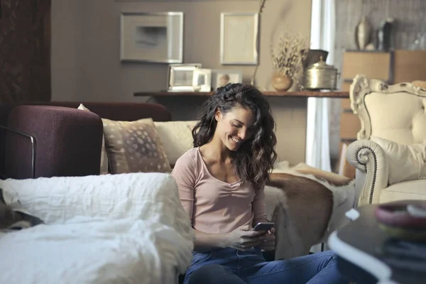 Menina Uma Sala Estar Usando Smartphone — Fotografia de Stock