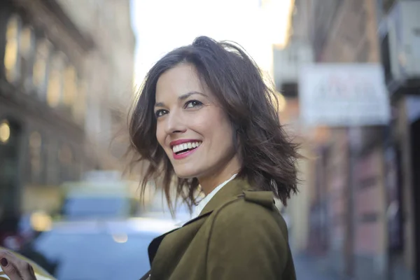 Smiling Woman Urban Context — Stock Photo, Image