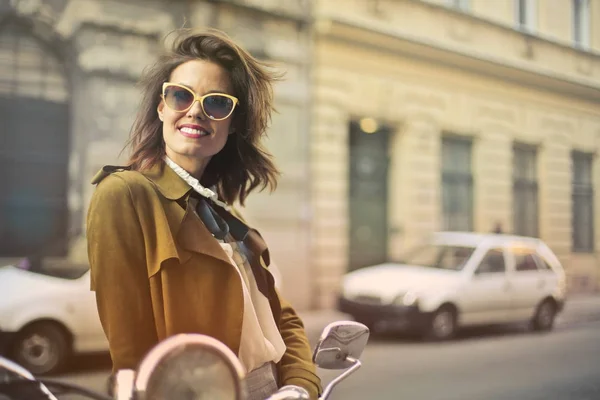 Donna Sorridente Una Strada Città — Foto Stock