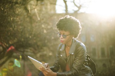 Bir tablet açık kullanan kız