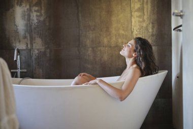 Kız banyo yapıyor.