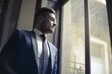 Bir penceresinden bakarak işadamı