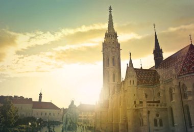 Bir kilise ile şehir manzarası