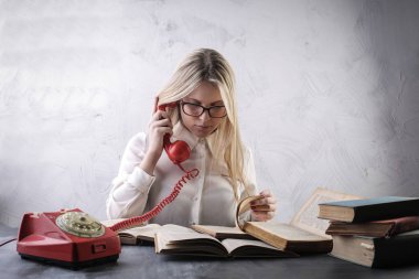 Kitaplar ve telefon ile kız 