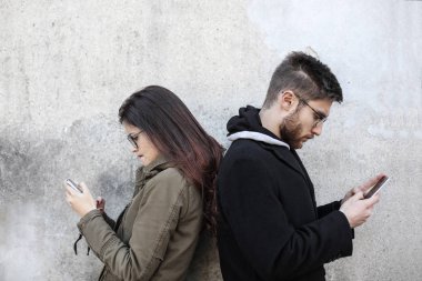 Bir kadın ve onların akıllı telefonlar kullanan bir adam 