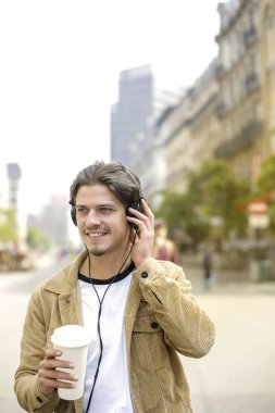 İçme ve müzik ile adam