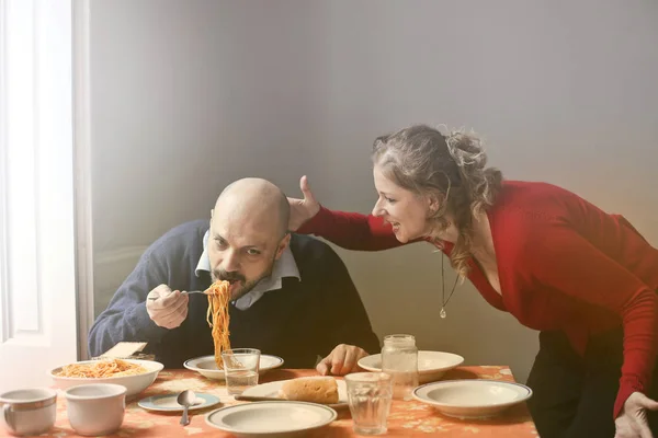 Mujer Reprocha Hombre Que Está Comiendo Espaguetis —  Fotos de Stock