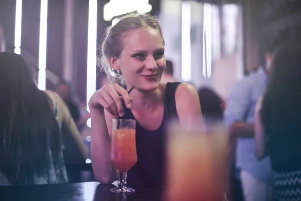 Menina Bebendo Uma Discoteca — Fotografia de Stock