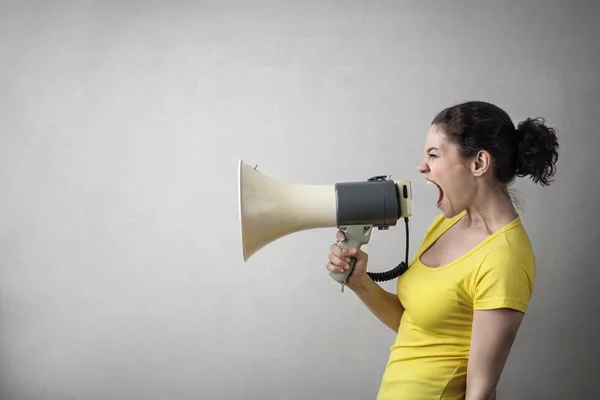 Menina Gritando Megafone — Fotografia de Stock