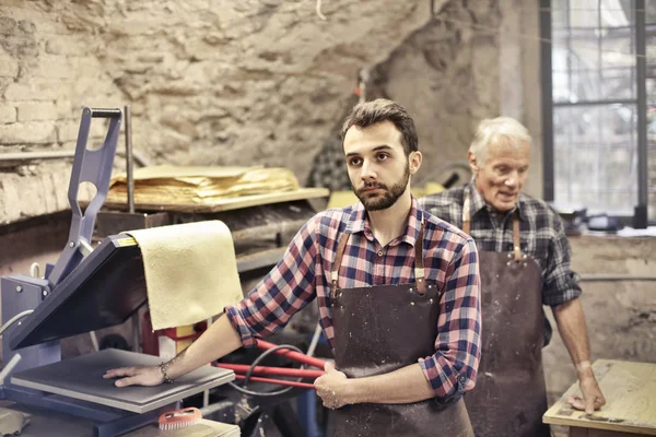 Twee Ambachtslieden Een Laboratorium — Stockfoto